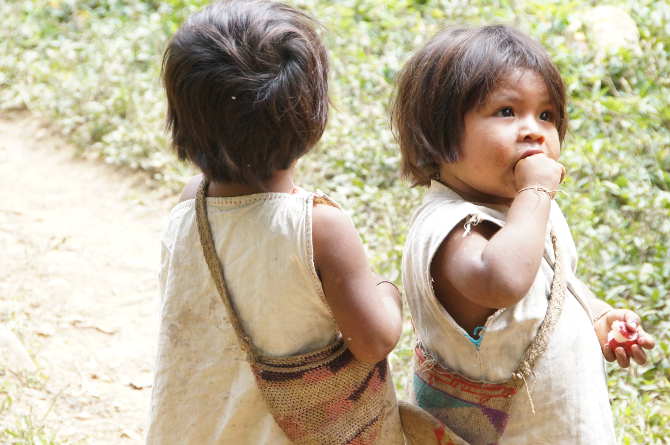 Kogi Kinder in der Sierra Nevada de Santa Marta auf dem Weg zur Ciudad Perdida