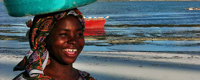 Frau am Strand von Sansibar