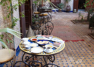 Marrakesch im Riad beim Frühstück